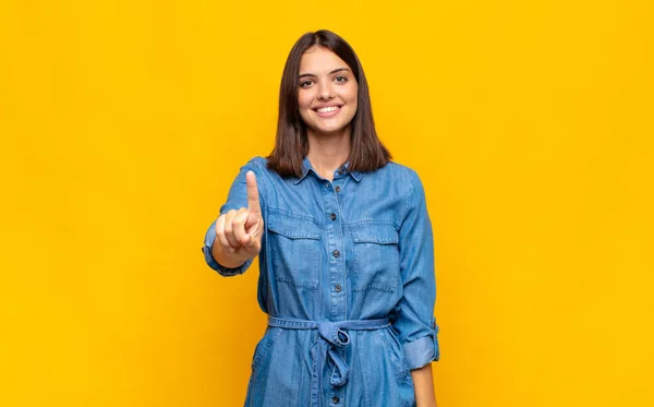 Jovem Mulher Bonita Sorrindo Olhando Amigável Mostrando Número Primeiro Com — Fotografia de Stock