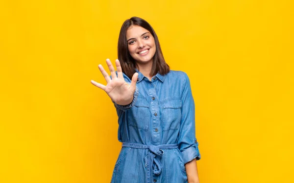 Ung Vacker Kvinna Ler Och Ser Vänlig Visar Nummer Fem — Stockfoto