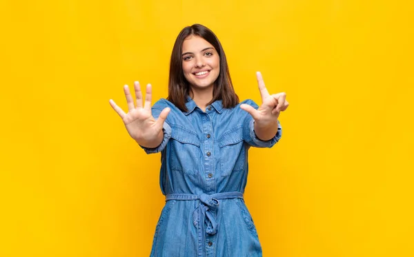 Joven Bonita Mujer Sonriendo Buscando Amigable Mostrando Número Siete Séptimo —  Fotos de Stock