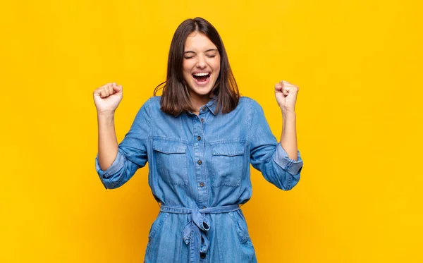 Jovem Bonita Mulher Olhando Extremamente Feliz Surpreso Celebrando Sucesso Gritando — Fotografia de Stock