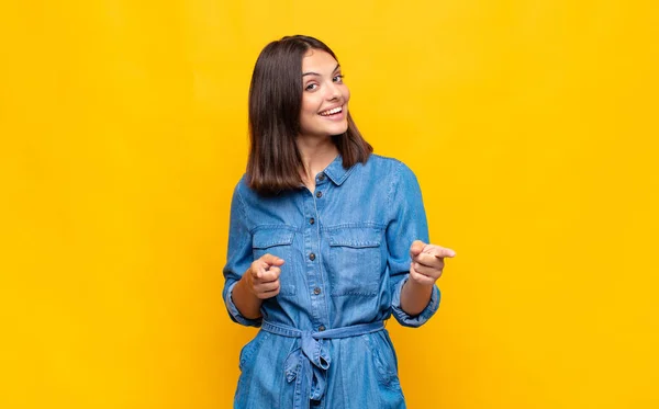 Giovane Bella Donna Sentirsi Felice Fresco Soddisfatto Rilassato Successo Indicando — Foto Stock