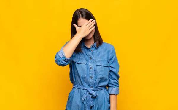 Joven Bonita Mujer Buscando Estresado Avergonzado Molesto Con Dolor Cabeza — Foto de Stock