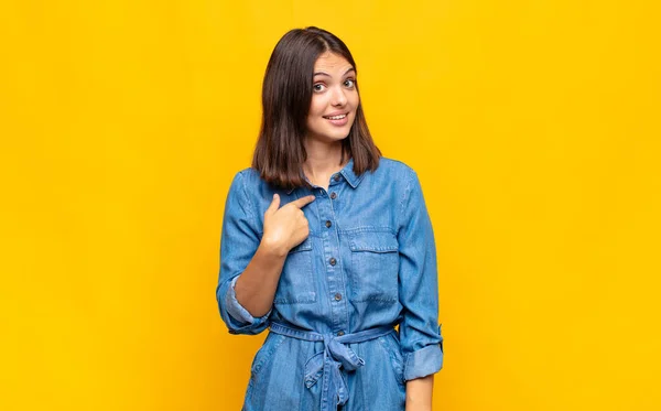 Joven Bonita Mujer Buscando Feliz Orgulloso Sorprendido Alegremente Apuntando Mismo — Foto de Stock