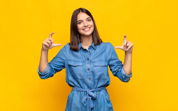 Giovane Bella Donna Che Incornicia Delinea Proprio Sorriso Con Entrambe — Foto Stock