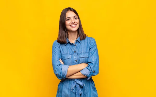 Jong Mooi Vrouw Zoek Als Een Gelukkig Trots Tevreden Prestatie — Stockfoto