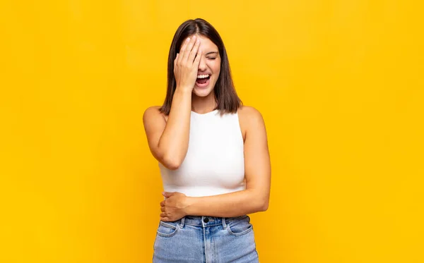 Jovem Mulher Bonita Rindo Batendo Testa Como Dizer Doh Esqueci — Fotografia de Stock