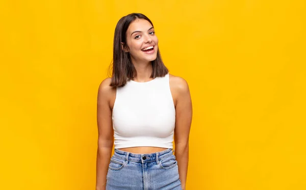Jonge Mooie Vrouw Met Een Grote Vriendelijke Zorgeloze Glimlach Zoek — Stockfoto