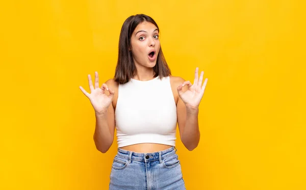 Jong Mooi Vrouw Gevoel Geschokt Verbaasd Verrast Met Goedkeuring Maken — Stockfoto