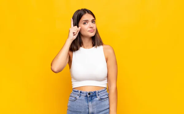 Jovem Bonita Mulher Sentindo Como Gênio Segurando Dedo Orgulhosamente Depois — Fotografia de Stock