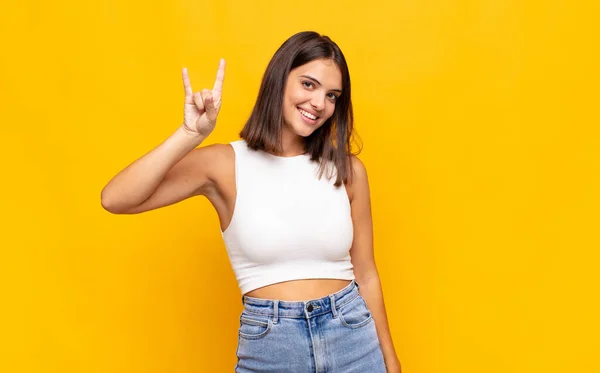 Joven Bonita Mujer Sintiéndose Feliz Divertido Seguro Positivo Rebelde Haciendo —  Fotos de Stock