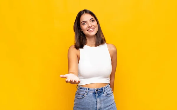 Giovane Bella Donna Sorridente Guardando Felice Fiducioso Amichevole Offrendo Una — Foto Stock