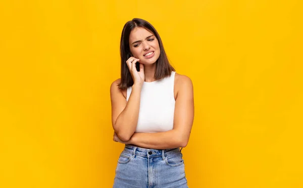 Jovem Mulher Bonita Segurando Bochecha Sofrendo Dor Dente Dolorosa Sentindo — Fotografia de Stock