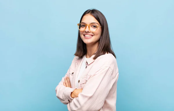 Jong Mooi Vrouw Glimlachen Naar Camera Met Gekruiste Armen Een — Stockfoto