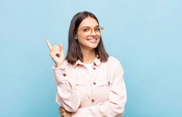 Jovem Mulher Bonita Sorrindo Feliz Olhando Para Lado Querendo Saber — Fotografia de Stock