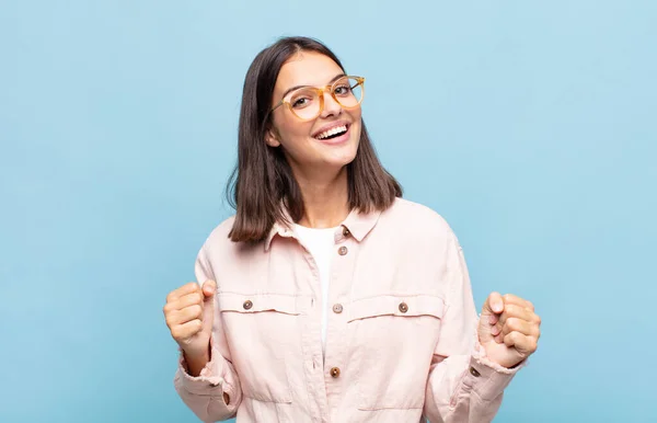 Joven Bonita Mujer Sintiéndose Conmocionada Emocionada Feliz Riendo Celebrando Éxito —  Fotos de Stock