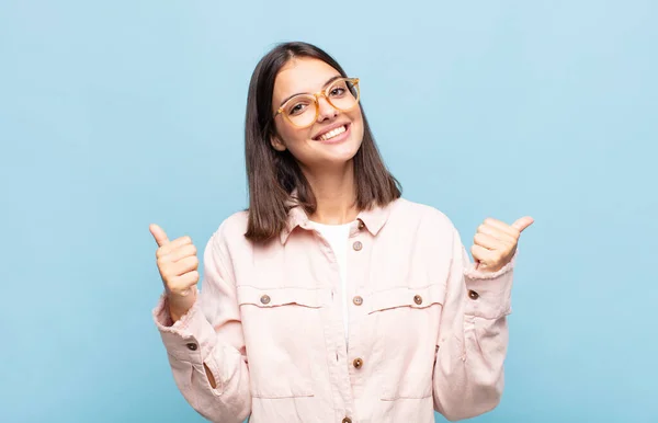 Joven Bonita Mujer Sonriendo Alegremente Mirando Feliz Sintiéndose Despreocupada Positiva —  Fotos de Stock