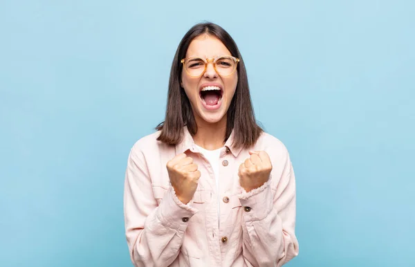 Ung Vacker Kvinna Skriker Aggressivt Med Irriterad Frustrerad Arg Utseende — Stockfoto