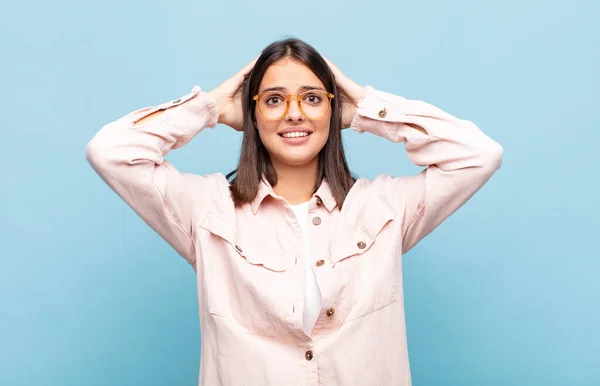 Jeune Jolie Femme Sentant Stressée Inquiète Anxieuse Effrayée Les Mains — Photo