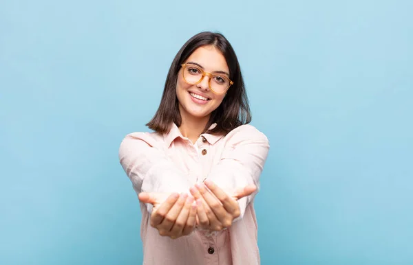 Jovem Mulher Bonita Sorrindo Feliz Com Amigável Confiante Olhar Positivo — Fotografia de Stock