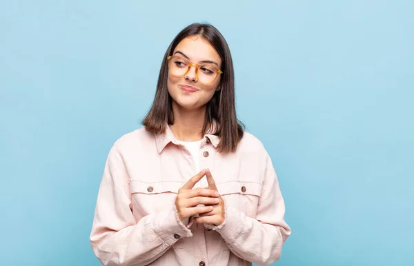 Jovem Mulher Bonita Sentindo Orgulhoso Travesso Arrogante Planejar Plano Maligno — Fotografia de Stock