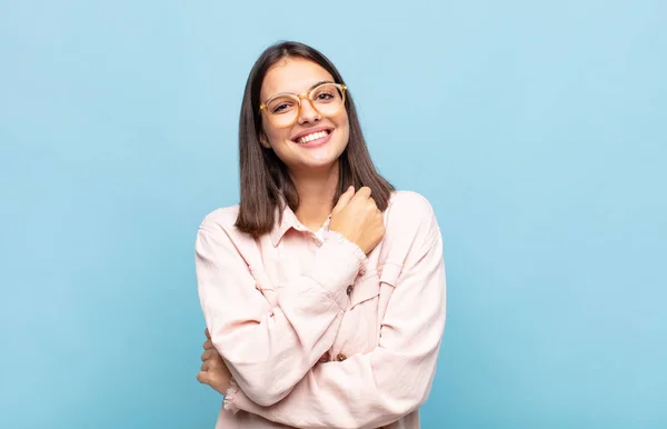 Joven Bonita Mujer Sonriendo Disfrutando Vida Sintiéndose Feliz Amistosa Satisfecha —  Fotos de Stock