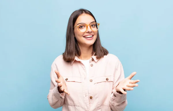 Ung Vacker Kvinna Känner Sig Lycklig Förvånad Lycklig Och Förvånad — Stockfoto