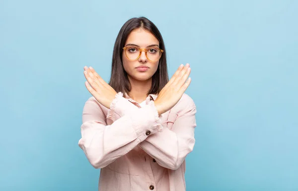 Jonge Mooie Vrouw Kijken Geïrriteerd Ziek Van Houding Genoeg Zeggen — Stockfoto