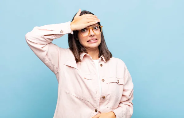 Joven Mujer Bonita Entrando Pánico Sobre Plazo Olvidado Sentirse Estresado — Foto de Stock