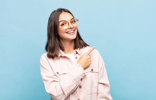 Jong Mooi Vrouw Kijken Opgewonden Verrast Wijzend Naar Kant Omhoog — Stockfoto