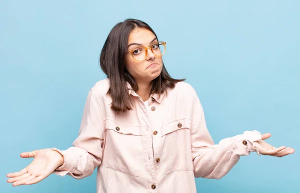 Jonge Mooie Vrouw Voelen Zich Onwetend Verward Hebben Geen Idee — Stockfoto