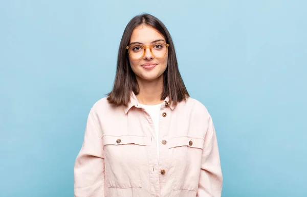 Jonge Mooie Vrouw Glimlachen Positief Vol Vertrouwen Zoek Naar Tevreden — Stockfoto