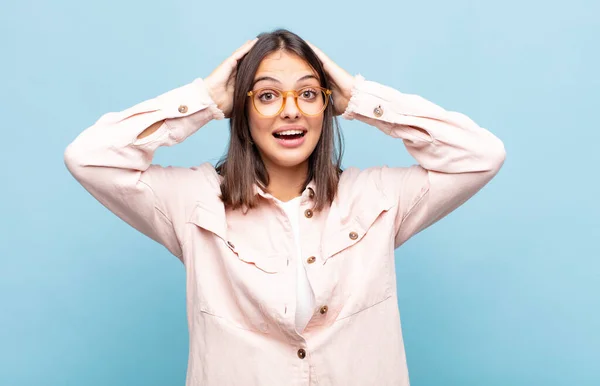 Ung Vacker Kvinna Ser Glad Bekymmerslös Vänlig Och Avslappnad Njuter — Stockfoto