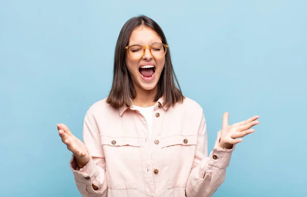 Ung Vacker Kvinna Rasande Skriker Känner Sig Stressad Och Irriterad — Stockfoto