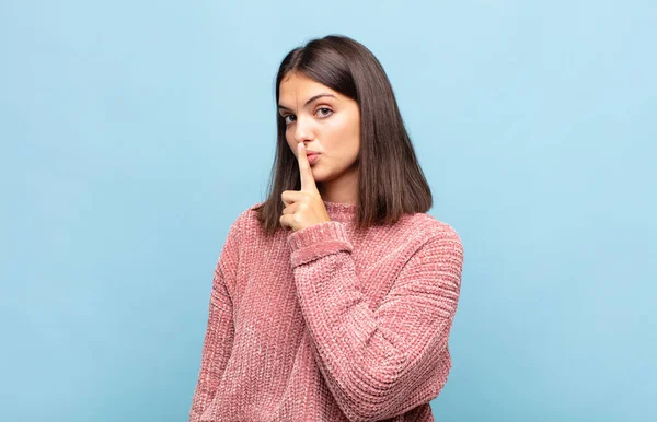 Jovem Mulher Bonita Pedindo Silêncio Sossego Gesticulando Com Dedo Frente — Fotografia de Stock