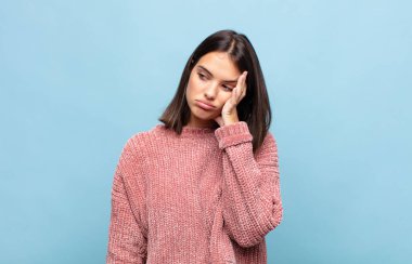 Genç, güzel bir kadın yorgun, sıkıcı ve sıkıcı bir işin ardından sıkılmış, hayal kırıklığına uğramış ve uykulu hisseder.