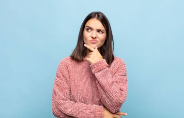 Genç, güzel bir kadın farklı seçenekleri olan, şüpheli ve şaşkın hisseder, hangi kararı vereceğini merak eder.