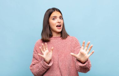 Dehşete kapılmış, korku ve panik içinde çığlık atan, kabusa tepki veren genç ve güzel bir kadın.