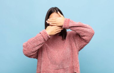 Genç ve güzel bir kadın iki eliyle kameraya hayır diyerek yüzünü kapatıyor! Resimler reddediliyor ya da yasaklanıyor