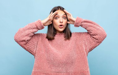 Genç, güzel bir kadın dehşete kapılmış ve şok olmuş hissediyor. Bir hata yüzünden el ele tutuşup panikliyor.