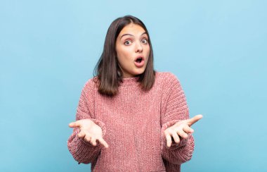 Genç ve güzel bir kadın son derece şaşkın ve şaşırmış, endişeli ve panik içinde, stresli ve dehşete kapılmış bir bakışla