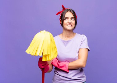 Genç, güzel bir kadın şüpheye düşüyor ya da düşünüyor, dudağını ısırıyor ve kendini güvensiz ve gergin hissediyor.