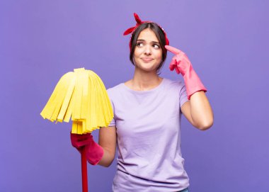 Genç ve güzel bir kadın kafası karışık ya da şüpheci, bir fikre odaklanmış, çok düşünüyor, kenarda boşluğu kopyalamak istiyor.