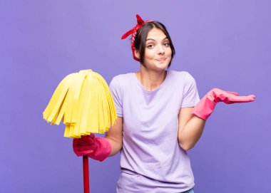 Genç, güzel bir kadın şaşkın ve kafası karışık, şüpheci, farklı seçenekleri tartıyor ya da komik bir ifadeyle seçiyor.