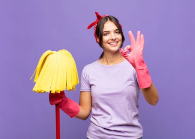 Genç, güzel bir kadın kendini mutlu, rahat ve tatmin olmuş hissediyor.