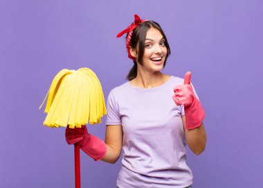 Genç, güzel bir kadın kendini mutlu, şaşkın, tatmin olmuş ve şaşırmış hissediyor.