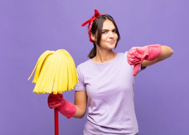 Genç, güzel bir kadın üzgün, hayal kırıklığına uğramış ya da kızgın görünüyor. Anlaşmazlıkta baş parmaklarını gösteriyor. Hayal kırıklığına uğramış hissediyor.