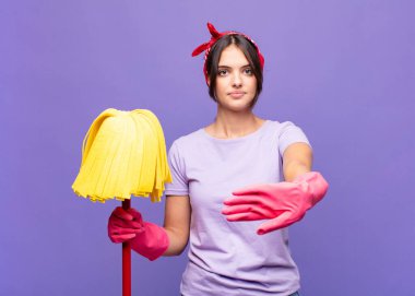 Genç ve güzel bir kadın ciddi, sert, kızgın ve hoşnutsuz görünüyor.