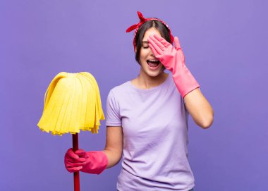 Genç ve güzel bir kadın gülümsüyor ve mutlu hissediyor, iki eliyle gözlerini kapatıyor ve inanılmaz bir sürpriz bekliyor.