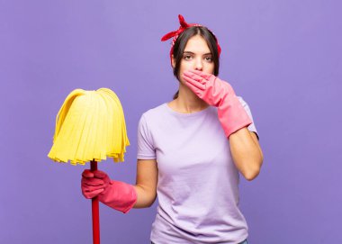 Genç ve güzel bir kadın ciddi ve hoşnutsuz görünüyor. İki parmağın önde olsun, reddedilmek için, sessizlik istiyor.