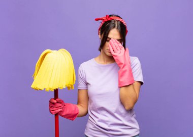 Genç, güzel bir kadın üzgün, hayal kırıklığına uğramış, gergin ve depresif hissediyor. İki eliyle yüzünü kapatıyor, ağlıyor.